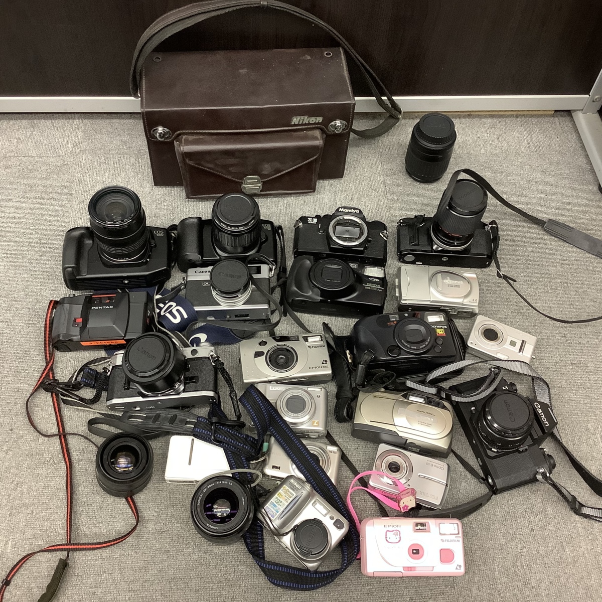 愛知県のO様より カメラ・レンズなど22点を宅配買取させていただきました。